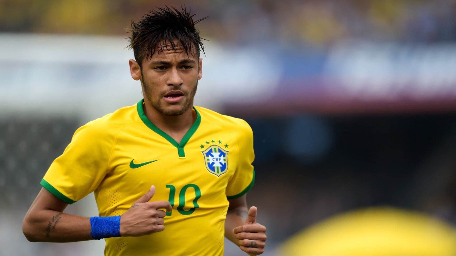 球员在欧冠赛后与球迷分享胜利喜悦，欧冠表演嘉宾