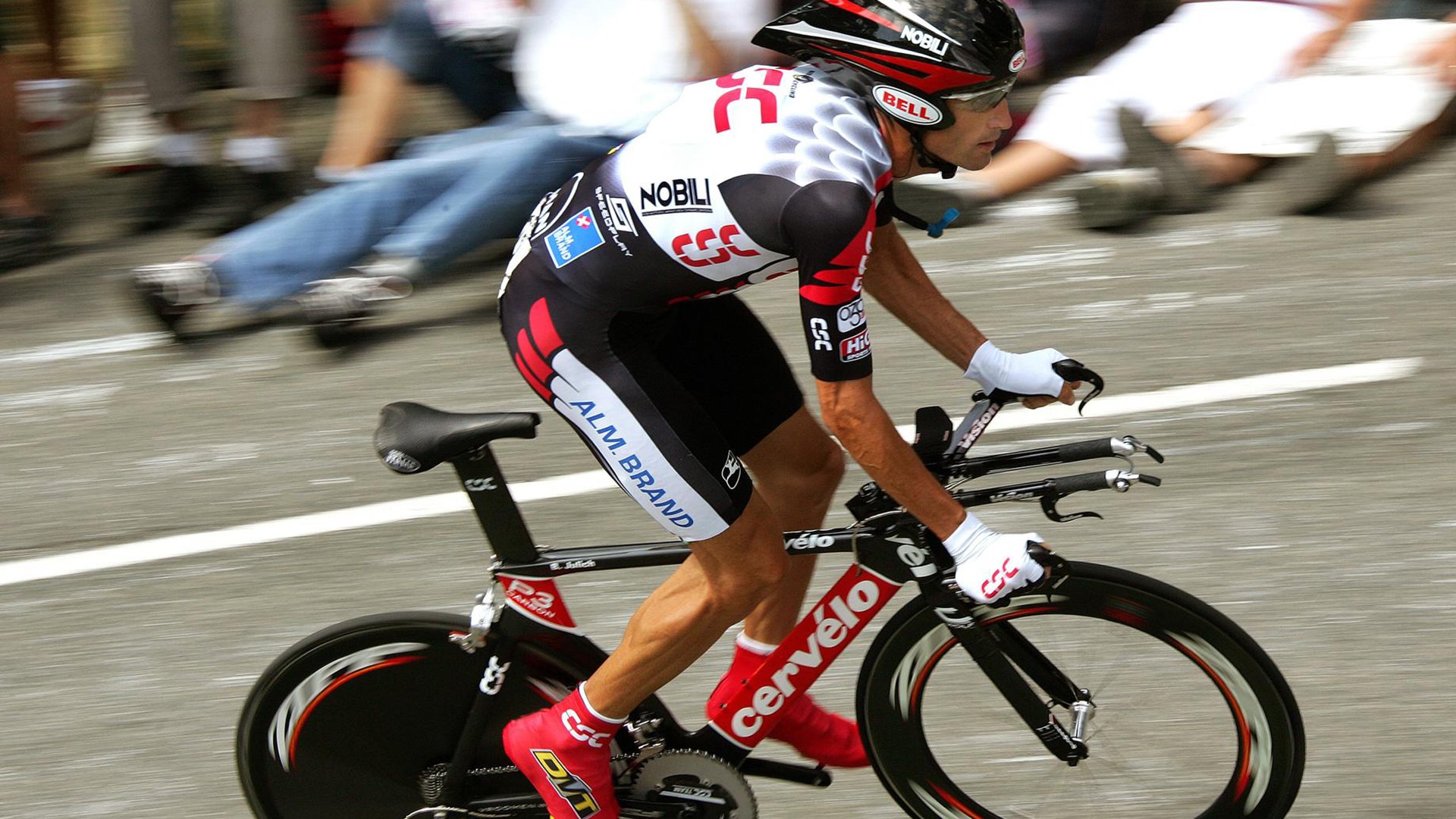 半年赚近9亿，闭店近300家，好想来母公司盯上港交所，港资上市公司